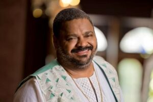 Foto de Arlindo Cruz sorrindo - uma imagem do cantor saudável, que é como a família, amigos e os fãs lembrarão do sambista.