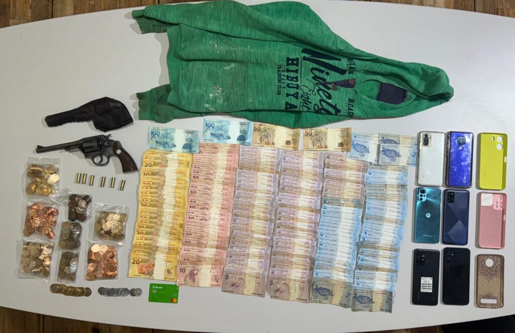 Dinheiro, celulares e arma foram apreendidos com os suspeitos