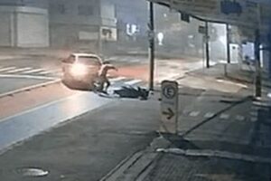 Carro derruba moto e motorista dá marcha à ré para atropelar garupa