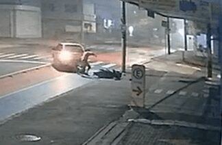 Carro derruba moto e motorista dá marcha à ré para atropelar garupa