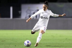 Bruninha em lance pelo Santos