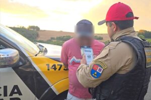 Motorista fazendo o teste do bafômetro