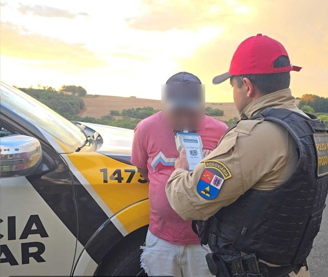 Motorista fazendo o teste do bafômetro