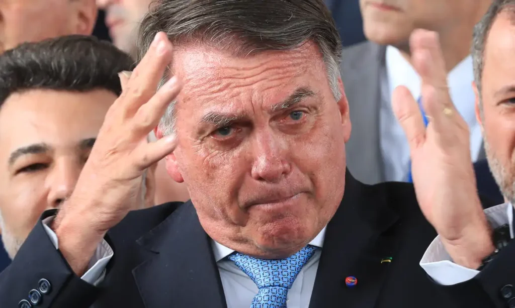 Jair Bolsonaro levantando as mãos, expressando indignação