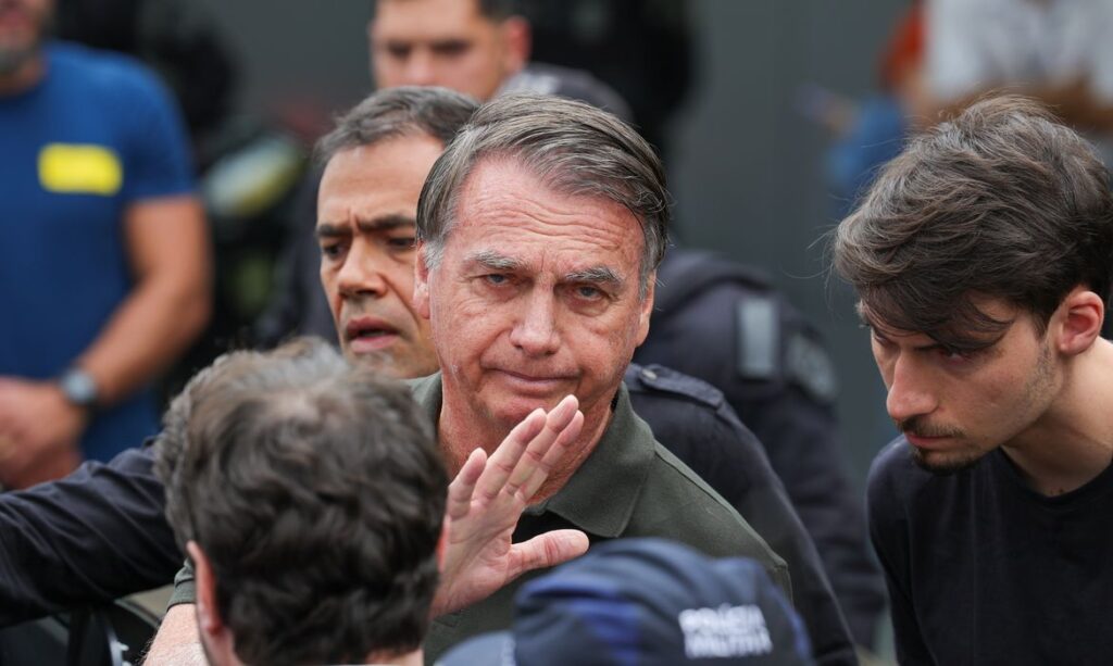 Jair Bolsonaro acenando