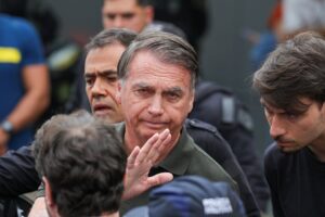 Jair Bolsonaro acenando