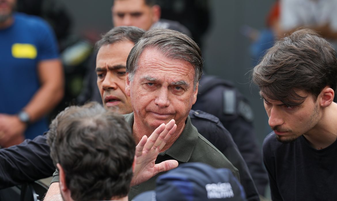 Jair Bolsonaro acenando