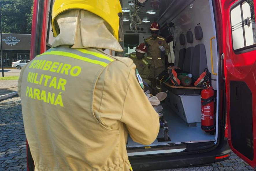 Bombeiro e ambulância do SIATE