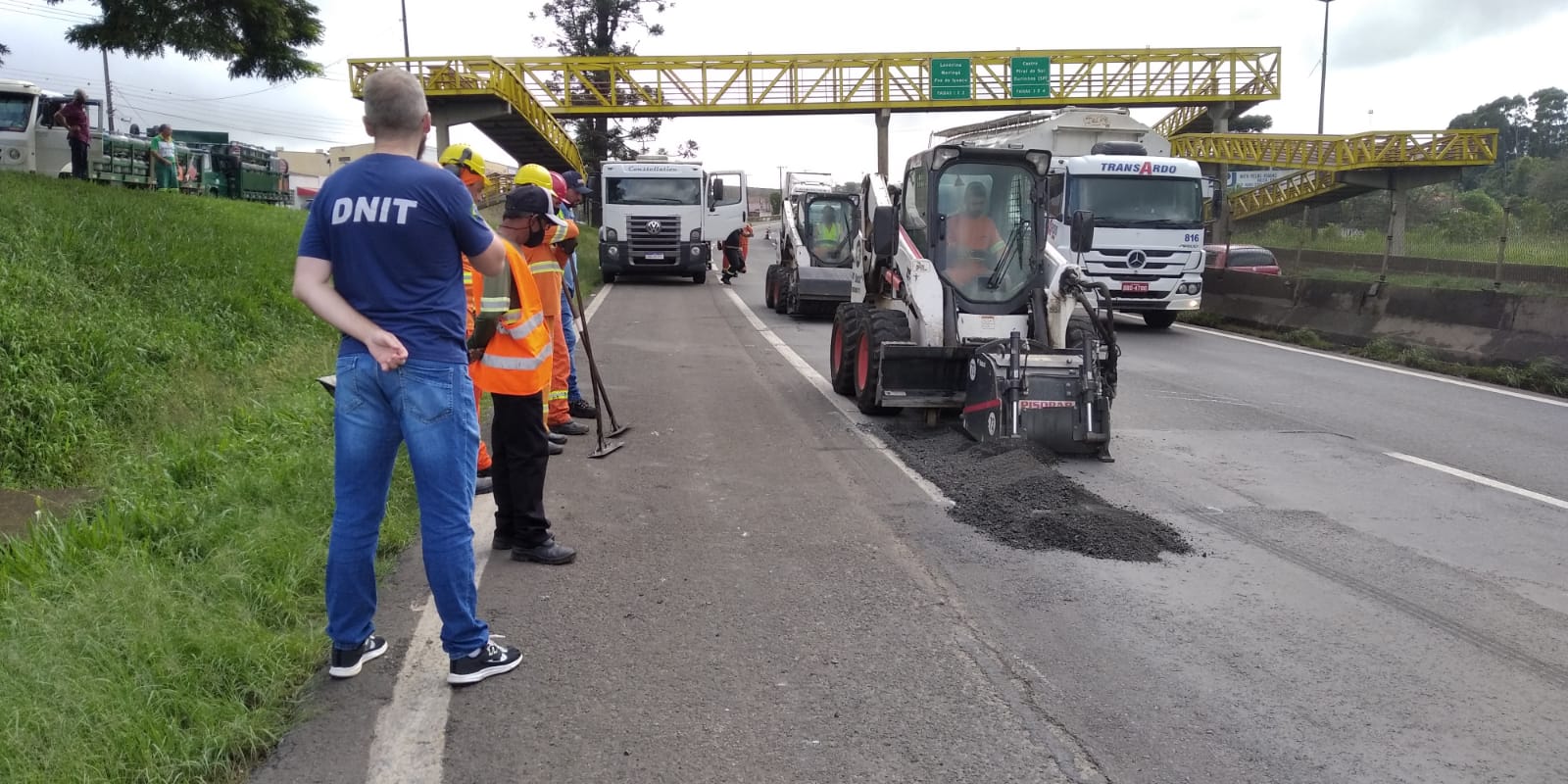 Buraco deixa veículos danificados na BR-376