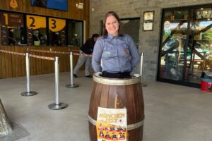 no espaço do visitante do Buraco do Padre é possível se divertir em uma área instagramável da 34ª Münchenfest com um barril de chope