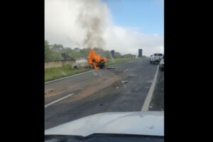 Carro pega fogo na PR-151 após acidente