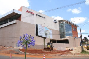 Fachada do shopping Plaza Campos Gerais em obras, em Ponta Grossa, Paraná