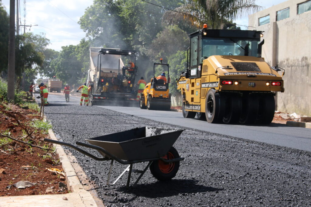 Obra de pavimentação no Bairro Chapada, em Ponta Grossa, Paraná