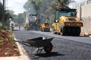 Obra de pavimentação no Bairro Chapada, em Ponta Grossa, Paraná