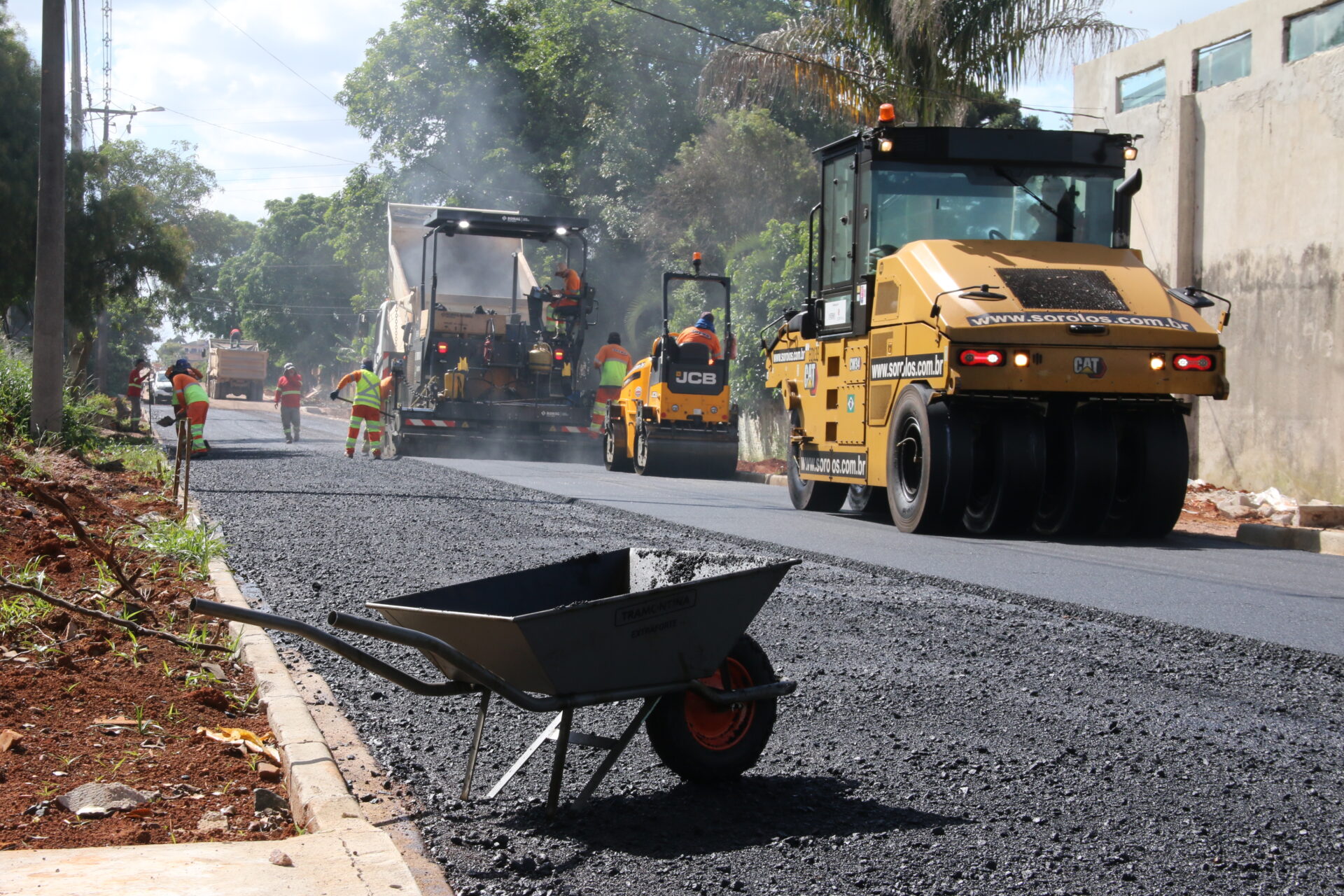 Obra de pavimentação no Bairro Chapada, em Ponta Grossa, Paraná