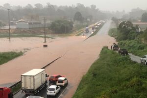 Alagamento na BR-376, em temporal no dia 9 de março de 2023