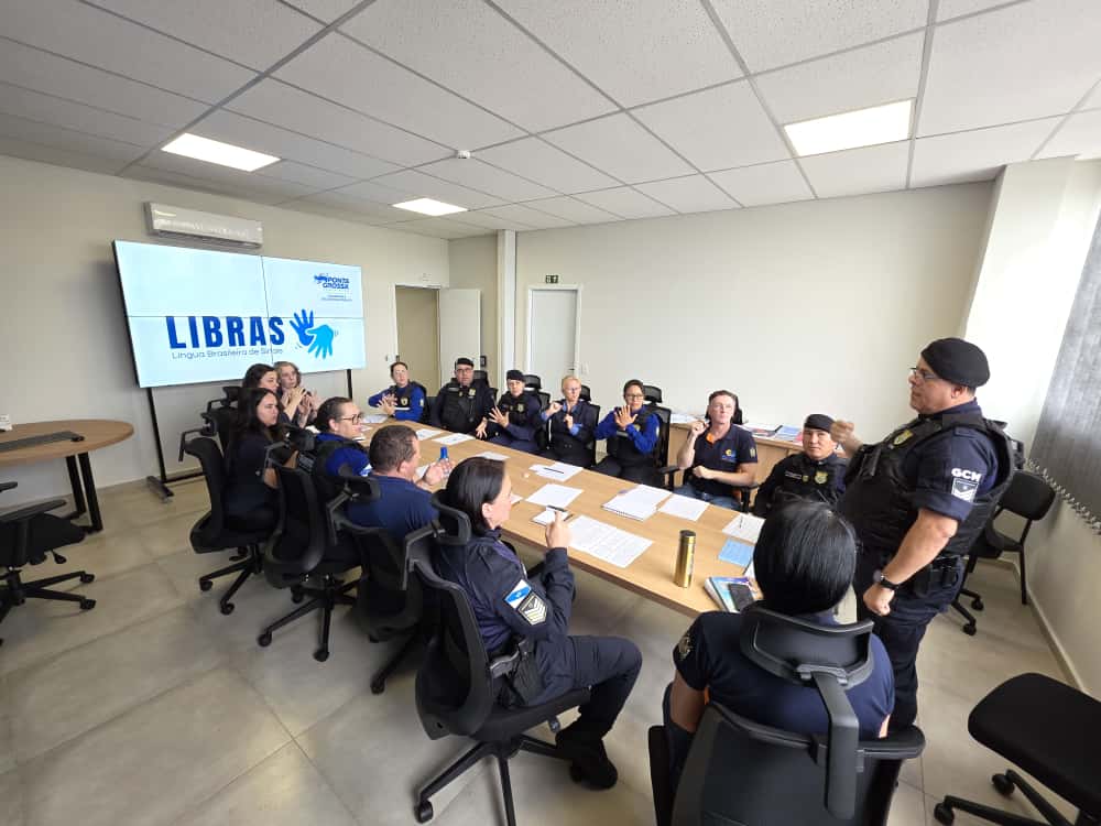 Agentes tendo aula de Libras