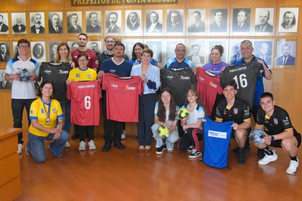 Membros de Liga de Handebol recebem materiais da prefeitura de PG.