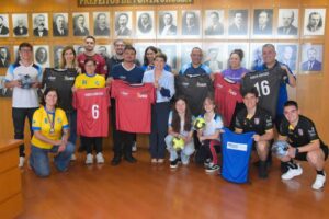 Membros de Liga de Handebol recebem materiais da prefeitura de PG.