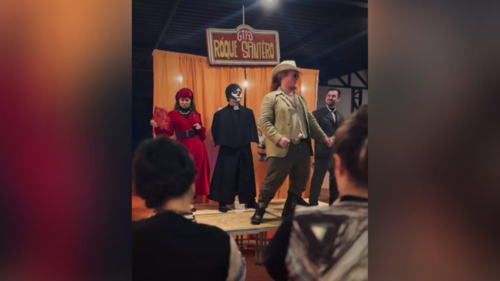 Grupo de Teatro de Ponta Grossa faz ensaio geral de Roque Santeiro.