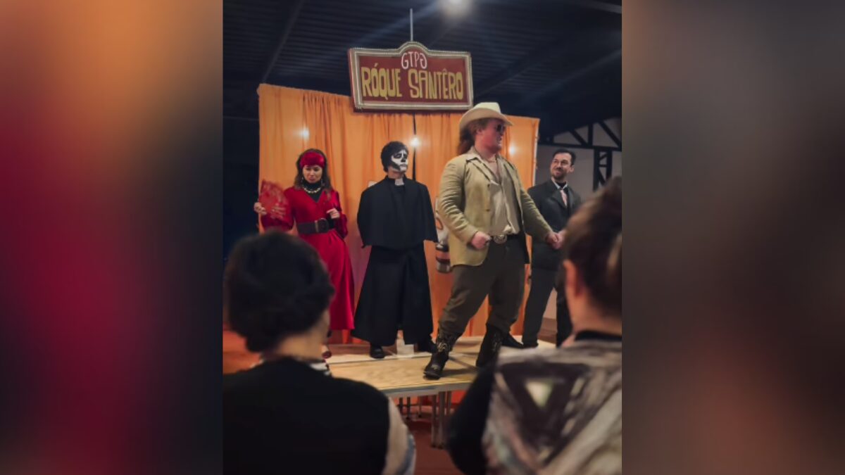 Grupo de Teatro de Ponta Grossa faz ensaio geral de Roque Santeiro.