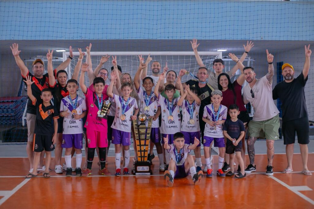 Equipe Supere-se Futsal posa com taça do título