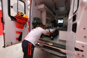 Socorrista ajusta ambulância do Samu