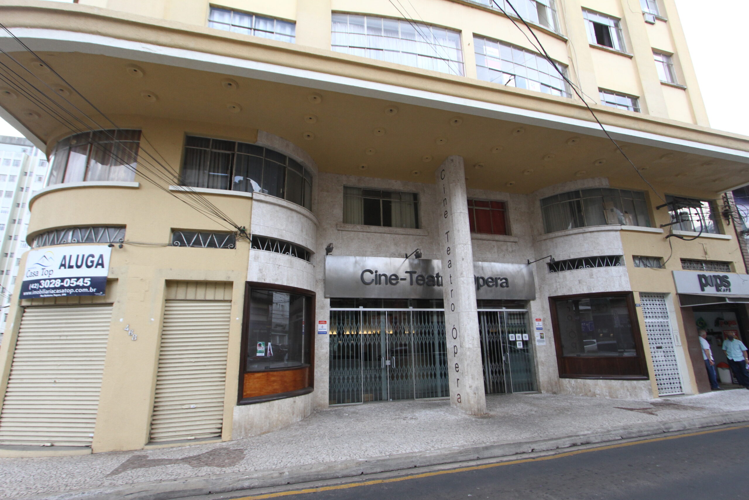 Foto da fachada do Cine-Teatro Ópera, em Ponta Grossa