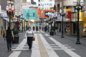 Calçadão com frio ilustra a previsão do tempo em Ponta Grossa