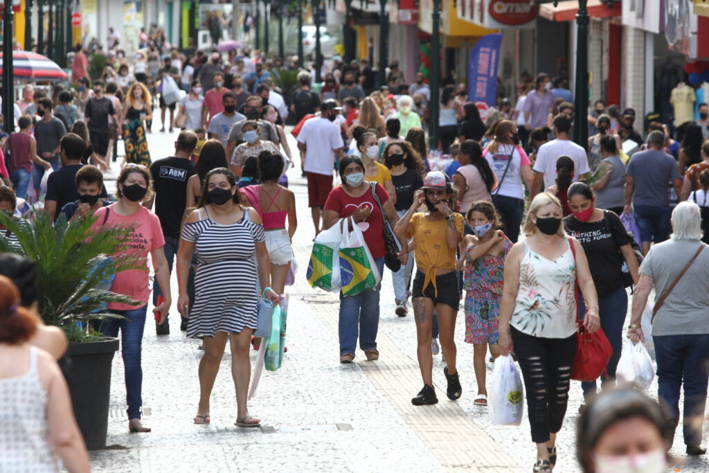 Movimento de pessoas no calçadão de Ponta Grossa
