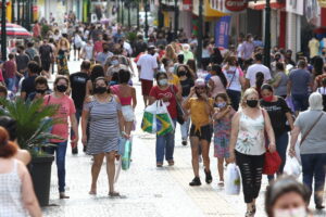 Movimento de pessoas no calçadão de Ponta Grossa