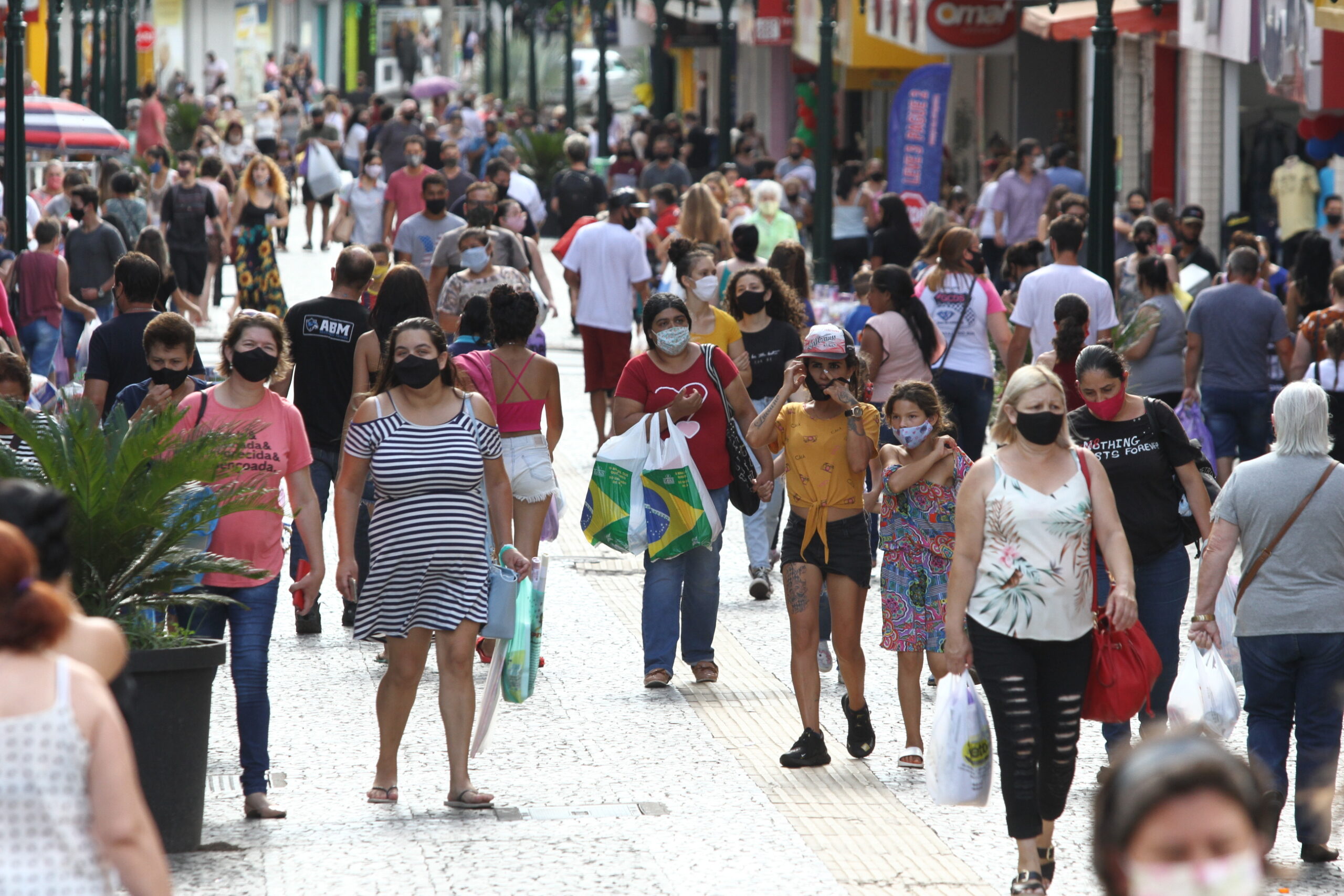 Movimento de pessoas no calçadão de Ponta Grossa