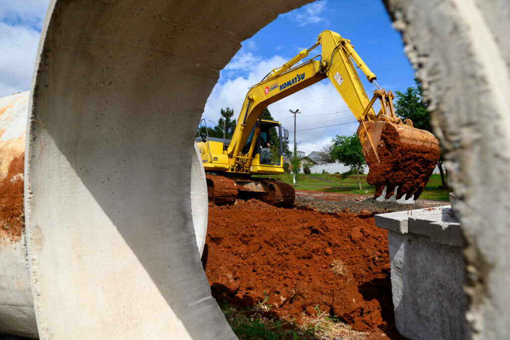 Obra de manilhamento na Rua Ricardo Kossatz, em Ponta Grossa