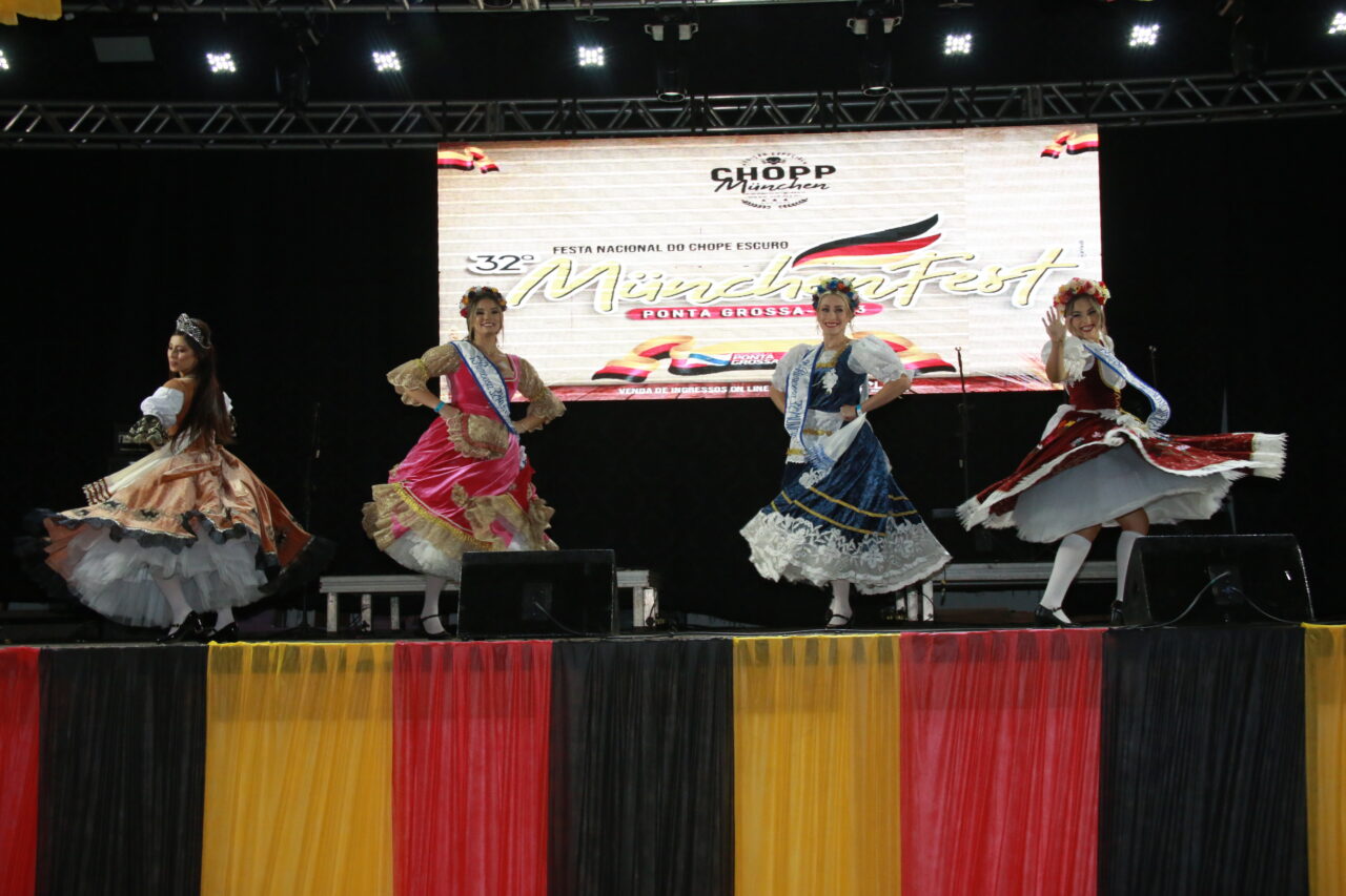 Candidatas a Rainha da Münchenfest se apresentando no palco