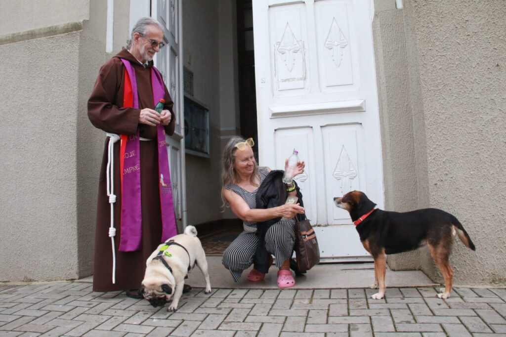 Animais recebem a bênção em frente à igreja