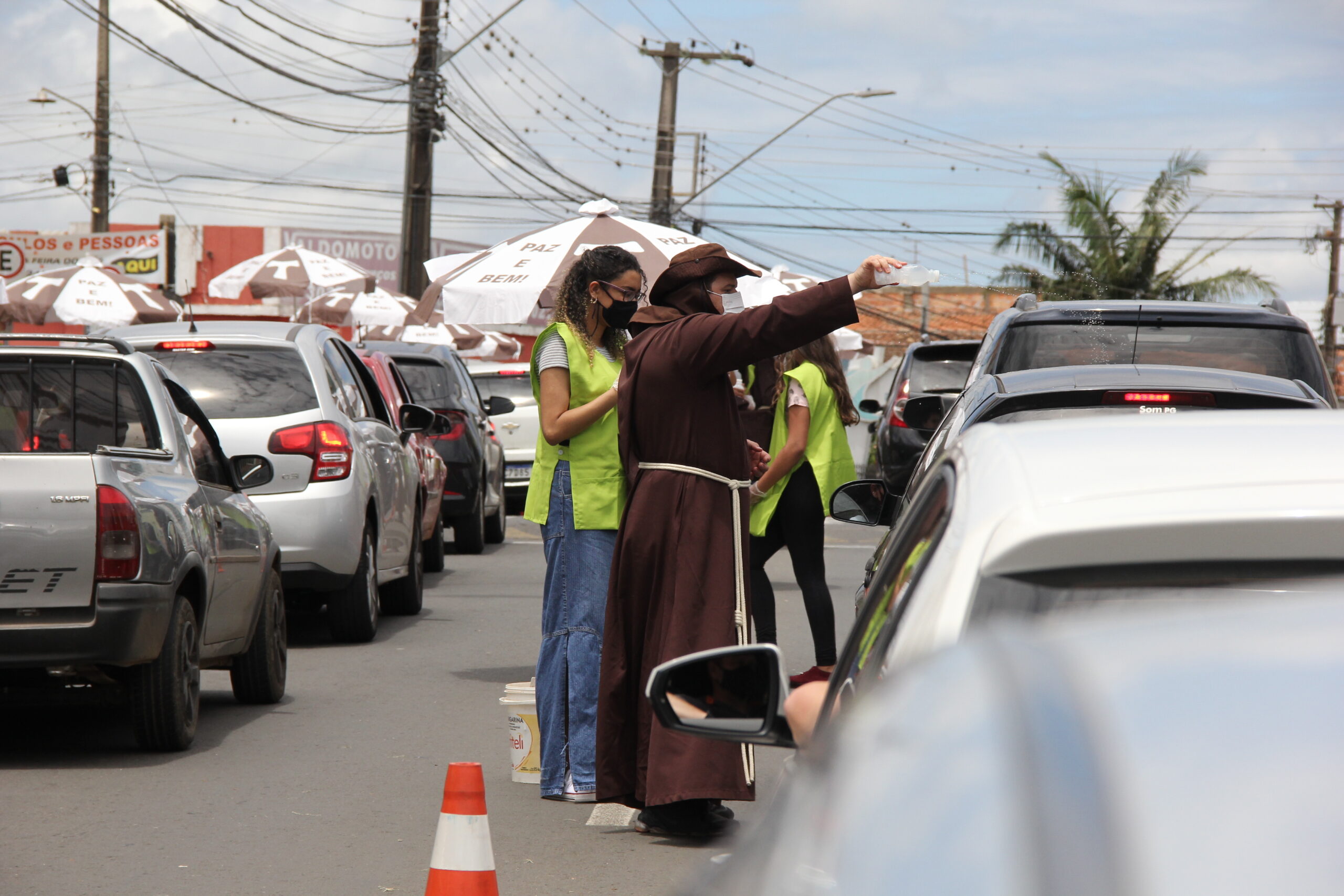 Benção de veículos dos freis capuchinhos em Ponta Grossa
