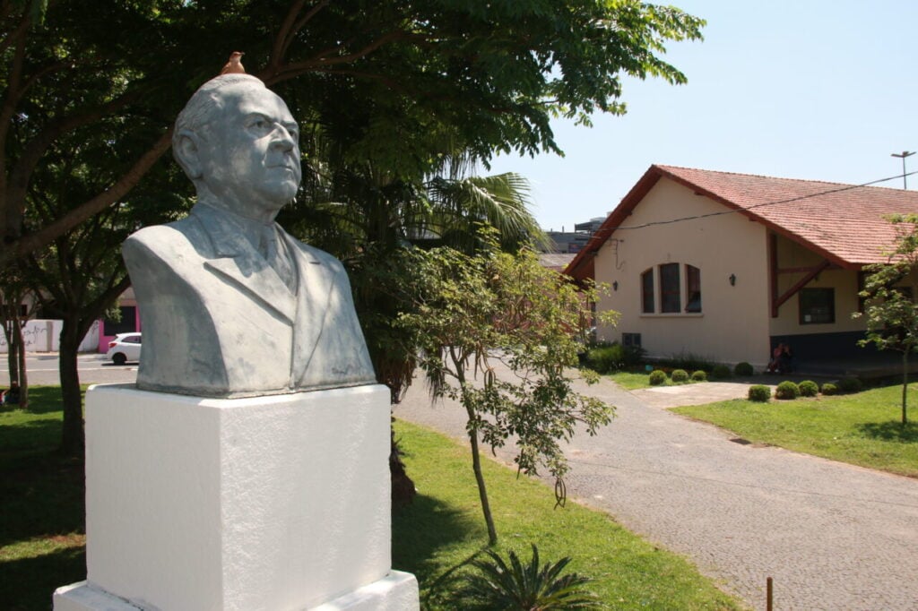 Busto de Manoel Ribas, no Parque Ambiental de Ponta Grossa, que leva seu nome