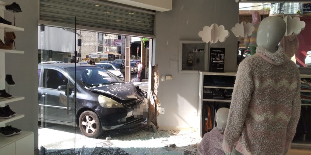 Carro invade loja de roupas no Centro de PG