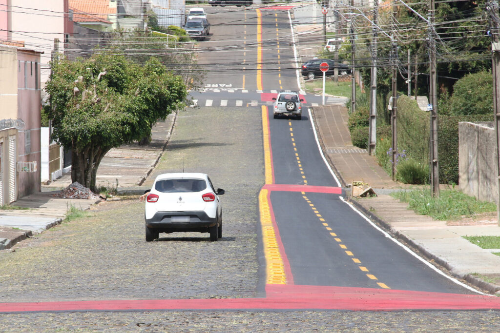 Rua asfaltada pela metade