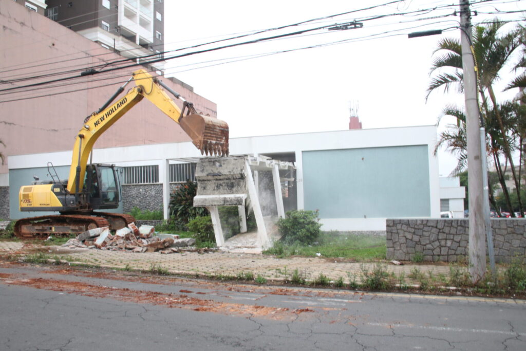Imóvel da Rua Francisco Ribas, nº872, começou a ser demolido em 7/10/2025 em Ponta Grossa