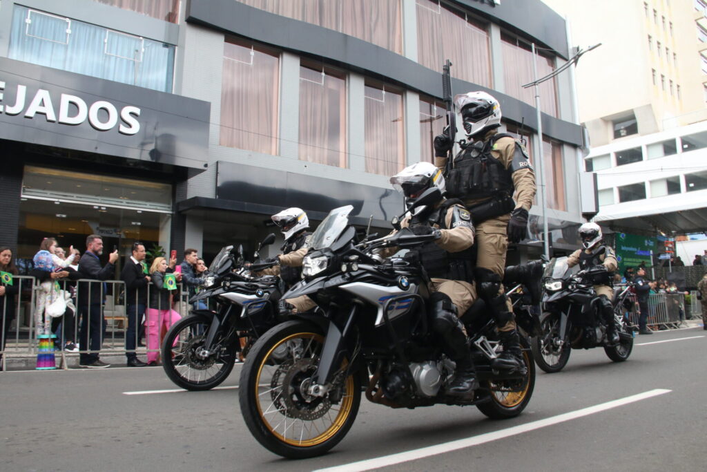 Policiais em motos ilustram passeio da ROCAM
