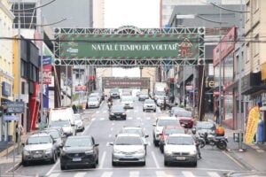 Enfeites com presentes de Natal na Vicente Machado.