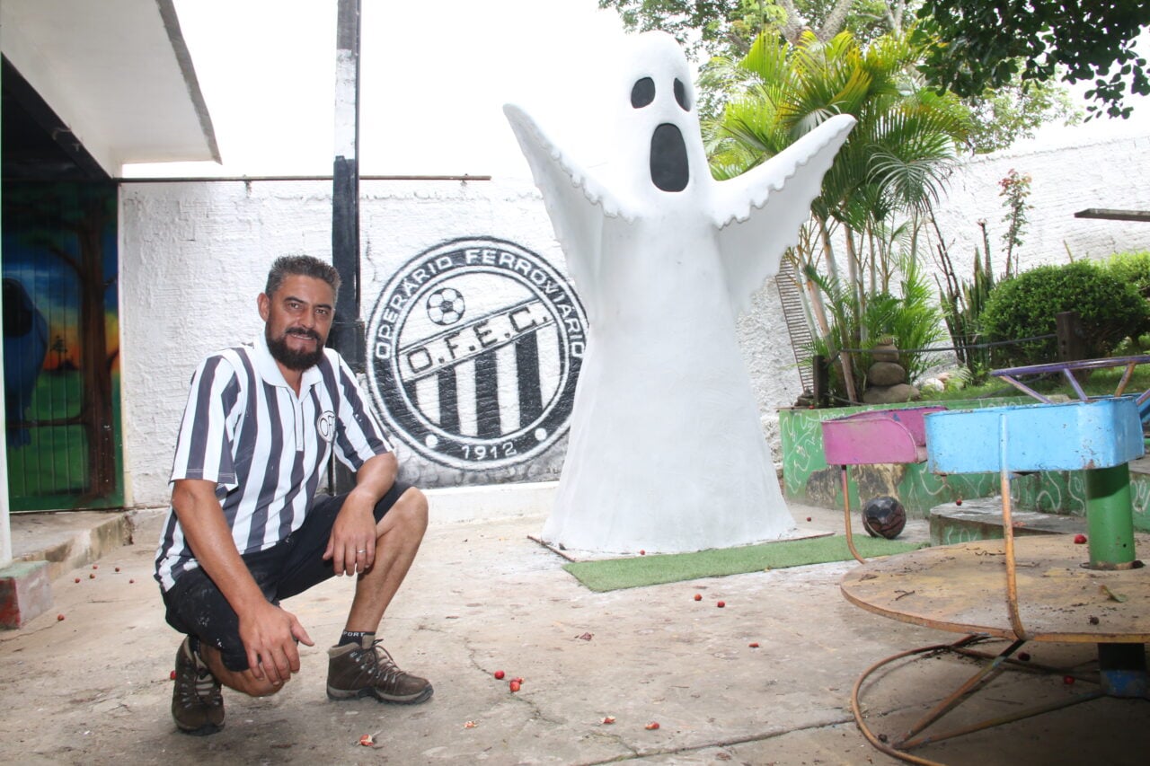 Merison Pinheiro e sua escultura de um fantasma gigante, homenagem ao Operário Ferroviário, time de futebol de Ponta Grossa (PR)