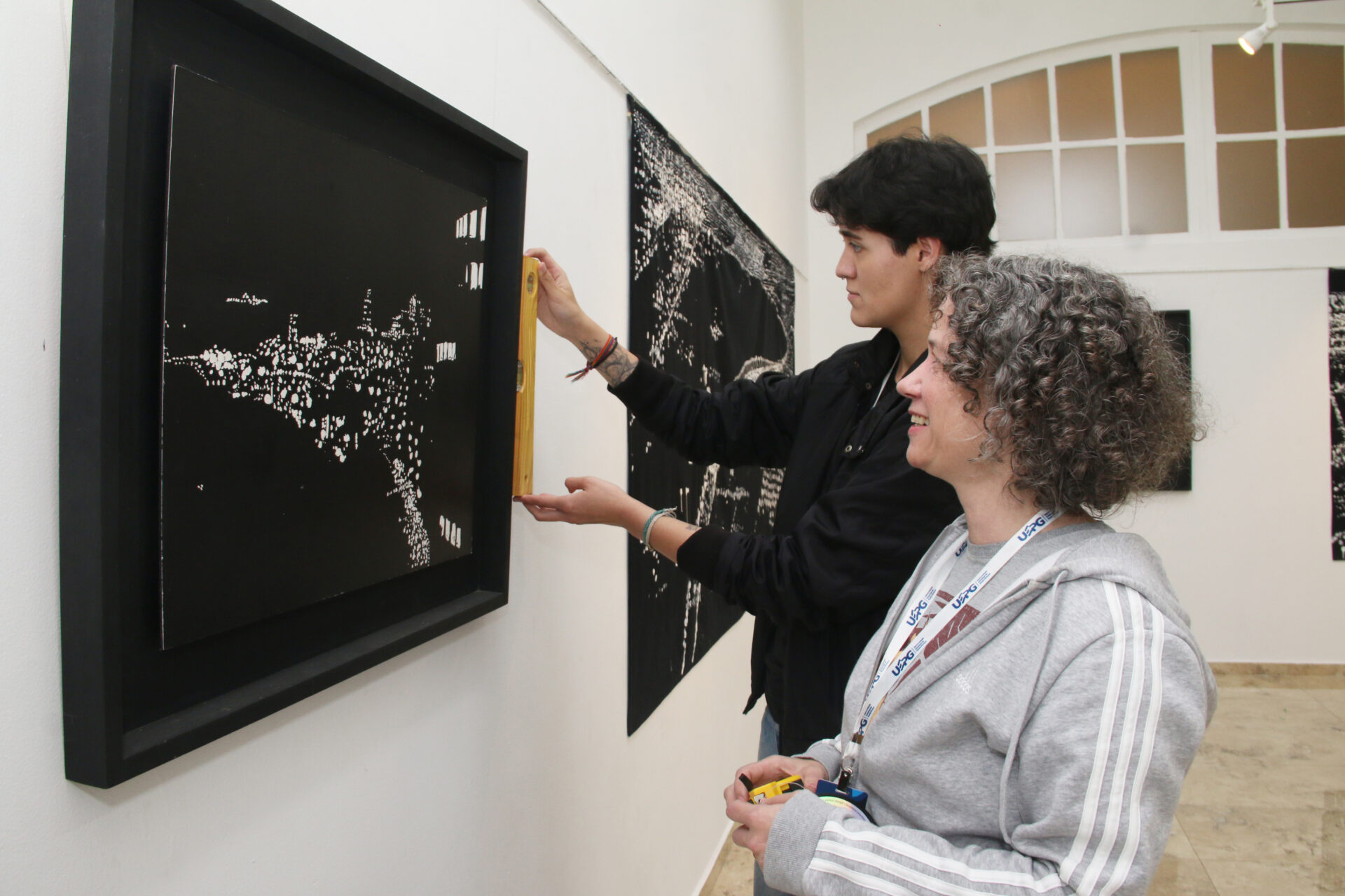 Curadoria da exposição na Proex ajustando os últimos detalhes