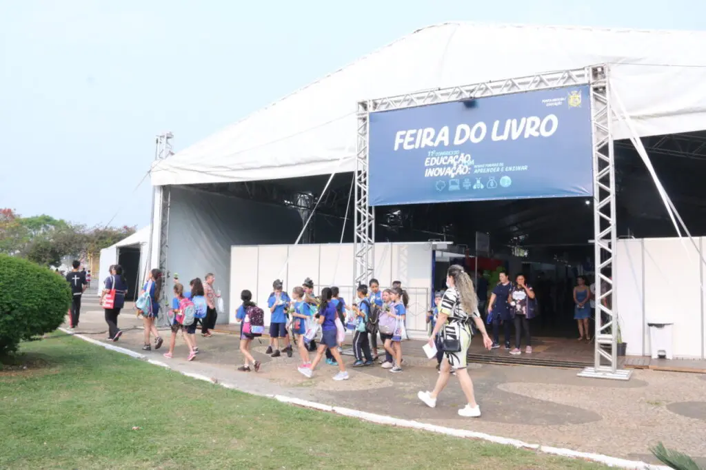 Crianças passeiam pela área externa da Feira do Livro da Prefeitura de Ponta Grossa, em 2024