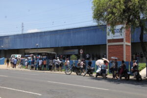 Foto de fila diante do Ginásio Oscar Pereira, o gripário de Ponta Grossa
