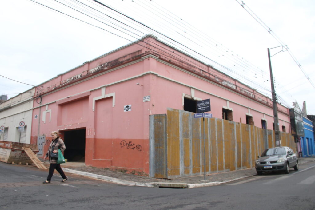 Fachada em obras do imóvel da antiga Hervateria Pontagrossense e, mais tarde, Danceteria Magic, em Ponta Grossa.