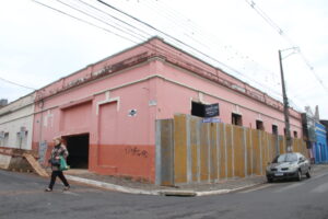 Fachada em obras do imóvel da antiga Hervateria Pontagrossense e, mais tarde, Danceteria Magic, em Ponta Grossa.
