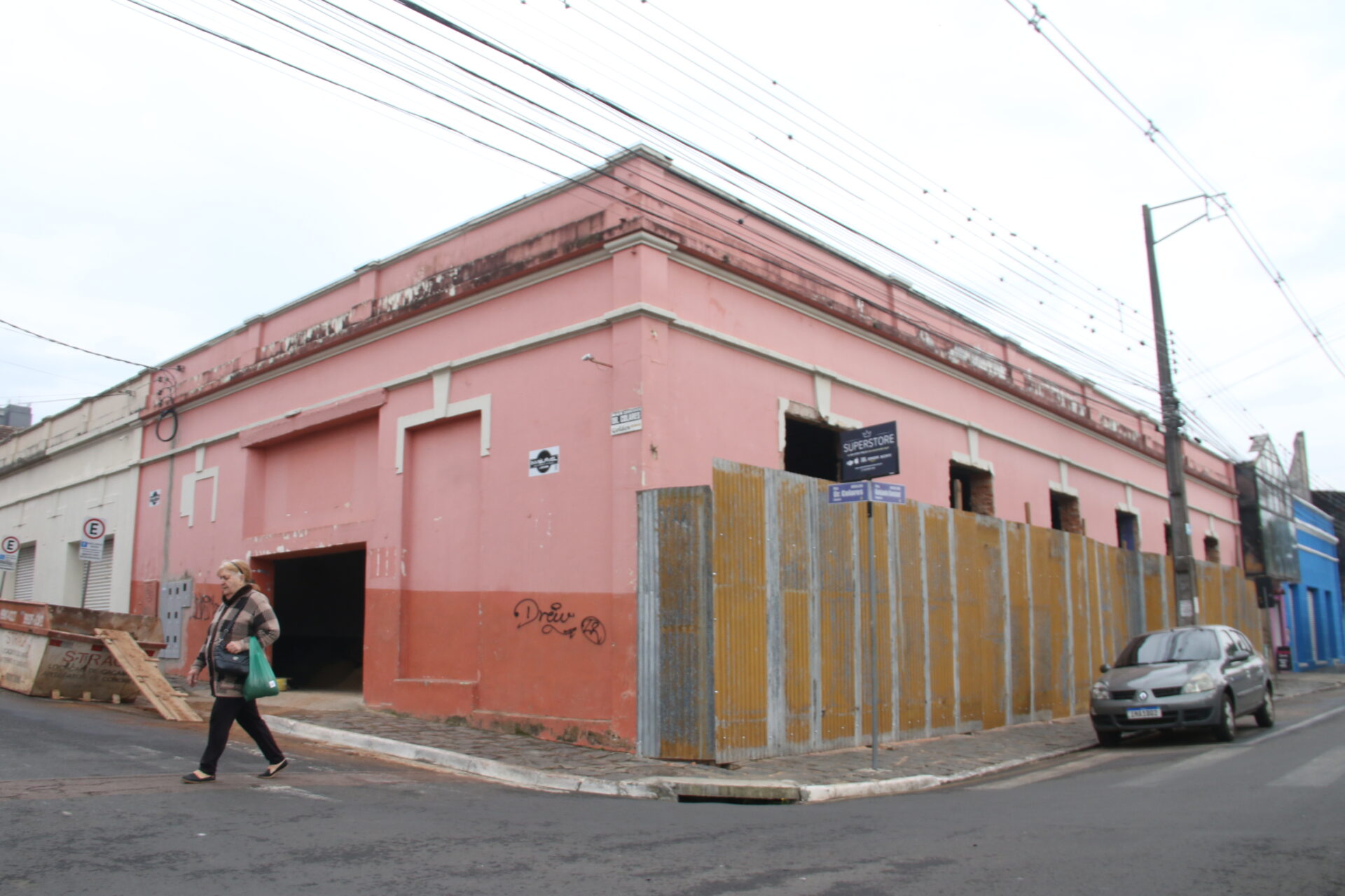 Fachada em obras do imóvel da antiga Hervateria Pontagrossense e, mais tarde, Danceteria Magic, em Ponta Grossa.