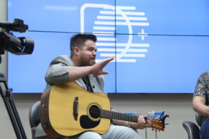 Maick cantor sertanejo, em entrevista ao portal DCmais, de Ponta Grossa (PR)